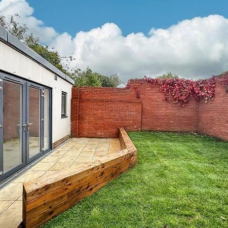 Home At Highgrove - Private Garden & Parking Reading Exteriör bild