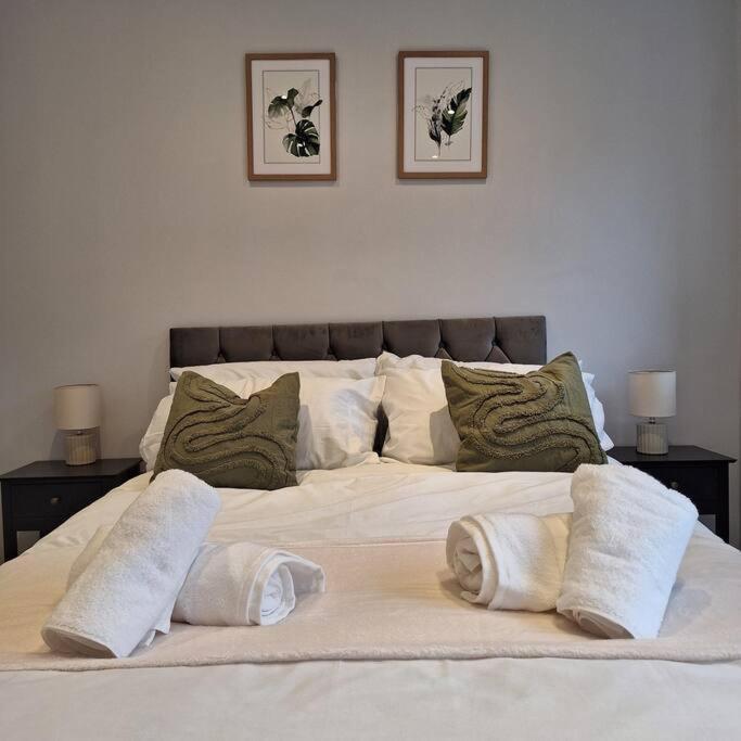 Home At Highgrove - Private Garden & Parking Reading Exteriör bild