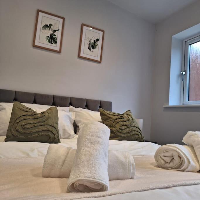 Home At Highgrove - Private Garden & Parking Reading Exteriör bild