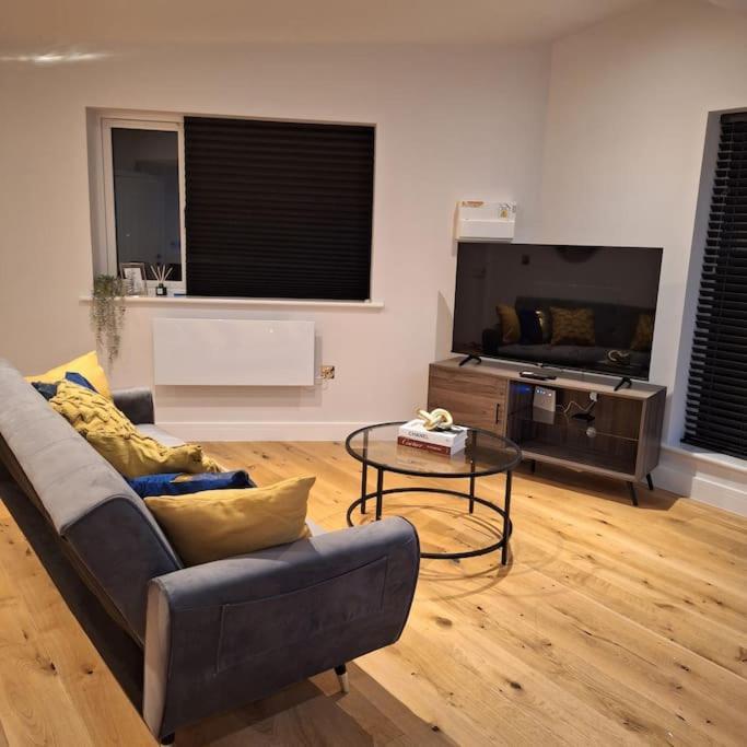 Home At Highgrove - Private Garden & Parking Reading Exteriör bild